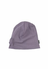 Lila bomullsbeanie med en mjuk textur, har en sidodetalj i form av en rosett och en liten märkesetikett på sidan.