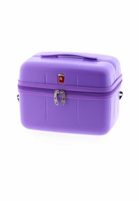 Funda dura morada con asa superior, cierre de cremallera plateado y detalles en relieve. Forma rectangular compacta, textura suave.