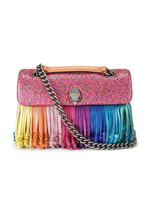 Roze handtas met meerkleurige strasssteentjes, regenboogfranje, zilveren kettingriem en een zilveren decoratieve gesp in de vorm van een hand.