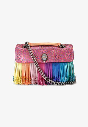 Borsa rosa con strass multicolori, frange arcobaleno, tracolla a catena argentata e una chiusura decorativa argento a forma di mano.