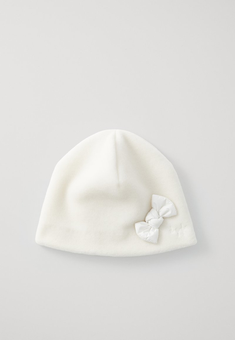 Cască albă dintr-un material moale, având un accent texturat sub formă de fundiță albă pe lateral și detalii cusute subtile.