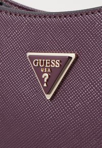 Guess NOELLE TOP ZIP SHOULDER BAG - Handtas - aubergine