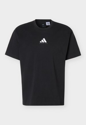 Bagfraudsblik af en person iført en sort Adidas T-shirt med teksten "Jeg ville hellere løbe" og en hvid løbesko-grafik.