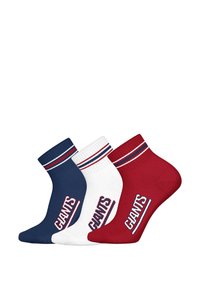 Drei Paar Knöchelsocken in Marineblau, Weiß und Rot. Jede hat einen gerippten Bündchen mit einem mehrfarbigen Streifen und dem "GIANTS"-Logo.