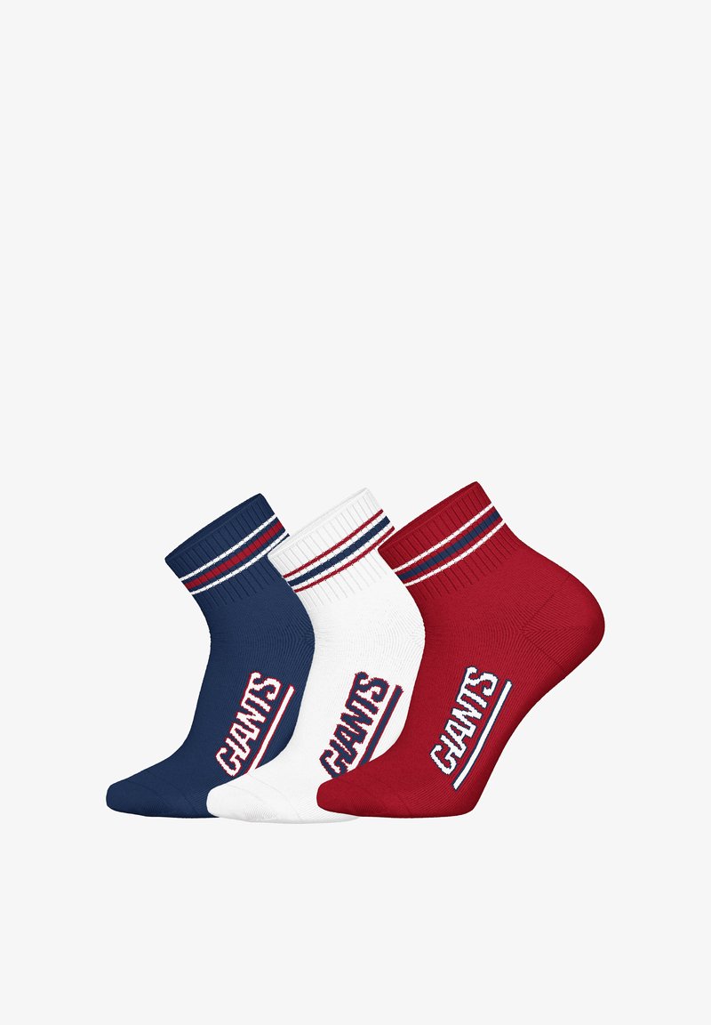 Drei Paar Knöchelsocken in Marineblau, Weiß und Rot. Jede hat einen gerippten Bündchen mit einem mehrfarbigen Streifen und dem "GIANTS"-Logo.