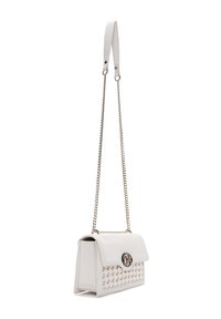 Borsa a mano in pelle bianca con motivo intrecciato sulla parte frontale, hardware in acciaio inox e tracolla a catena removibile. Forma rettangolare con chiusura a patta.