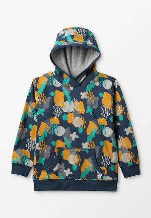 Børns hættetrøje med navy bund, prydet med abstrakte mønstre i orange, teal, hvid og grå samt en frontlomme i kangaroo-stil.