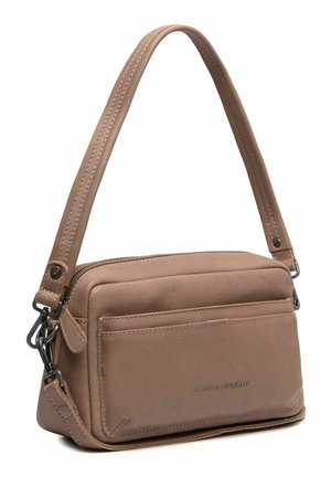 Sac à main rectangulaire en cuir marron avec poche zippée à l'avant, bandoulière réglable et nom de la marque embossé sur le panneau avant.