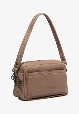 Borsa a mano rettangolare in pelle marrone con tasca frontale con zip, tracolla regolabile e nome del marchio impresso sul pannello frontale.