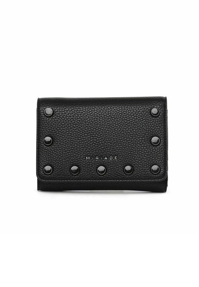 Zwarte leren portefeuille met een gestructureerde afwerking, met glanzende zwarte studs en de merknaam "MIRIADA" in reliëf op de voorkant.