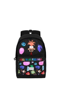 Mochila negra con estampados coloridos de personajes de Pixar, texto "SIENTE TUS SENTIMIENTOS" y un bolsillo con cremallera en la parte delantera. Material duradero y diseño simple.