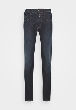 Dunkelblaue Denim-Jeans mit schmaler Passform, traditionellem Fünf-Taschen-Design, metallischem Knopfverschluss und dezenten Stichakzenten.