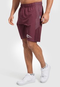 Bordeauxrote Shorts aus leichtem Stoff, mit einem strukturierten Seitenpaneel und weißen Logo-Details. Elastischer Bund für mehr Komfort.
