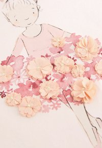 Ilustrație a unei figuri cu o rochie roz, decorată cu flori textile texturate în nuanțe de piersică și roz, pe un fundal deschis.