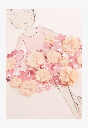 Ilustrație a unei figuri cu o rochie roz, decorată cu flori textile texturate în nuanțe de piersică și roz, pe un fundal deschis.