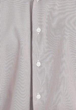 Camicia button-up a righe in colori chiari con linee verticali strette. Presenta una superficie liscia e cinque bottoni bianchi lungo il davanti.