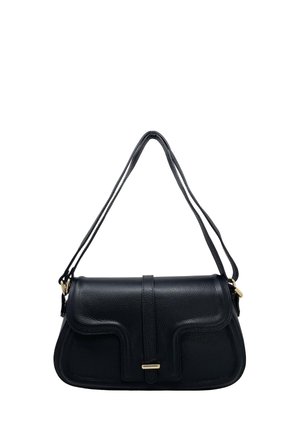 Borsa a tracolla in pelle nera con dettagli in oro, forma strutturata, doppi manici e superficie testurizzata. Presenta una patta con un dettaglio di chiusura anteriore.