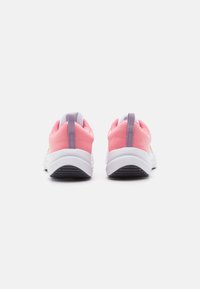 Scarpe da ginnastica rosa con suole bianche. Caratterizzate da un design elegante, accenti a contrasto e materiale testurizzato. Tallone imbottito per il comfort.