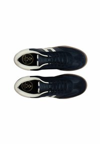 Zapatillas deportivas de color azul marino, confeccionadas con materiales de ante y cuero, con rayas blancas y una suela de goma, diseñadas con un cierre de cordones.