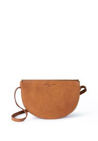 Tanfarbene Leder-Clutch mit halbrunder Form, strukturiertem Finish und einem Schulterriemen. Mit geprägtem Text "HOLZRICHTER BERLIN".
