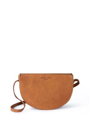 Tanfarbene Leder-Clutch mit halbrunder Form, strukturiertem Finish und einem Schulterriemen. Mit geprägtem Text "HOLZRICHTER BERLIN".
