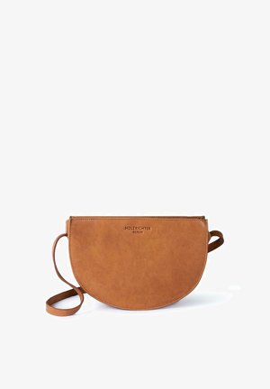 Tanfarbene Leder-Clutch mit halbrunder Form, strukturiertem Finish und einem Schulterriemen. Mit geprägtem Text "HOLZRICHTER BERLIN".