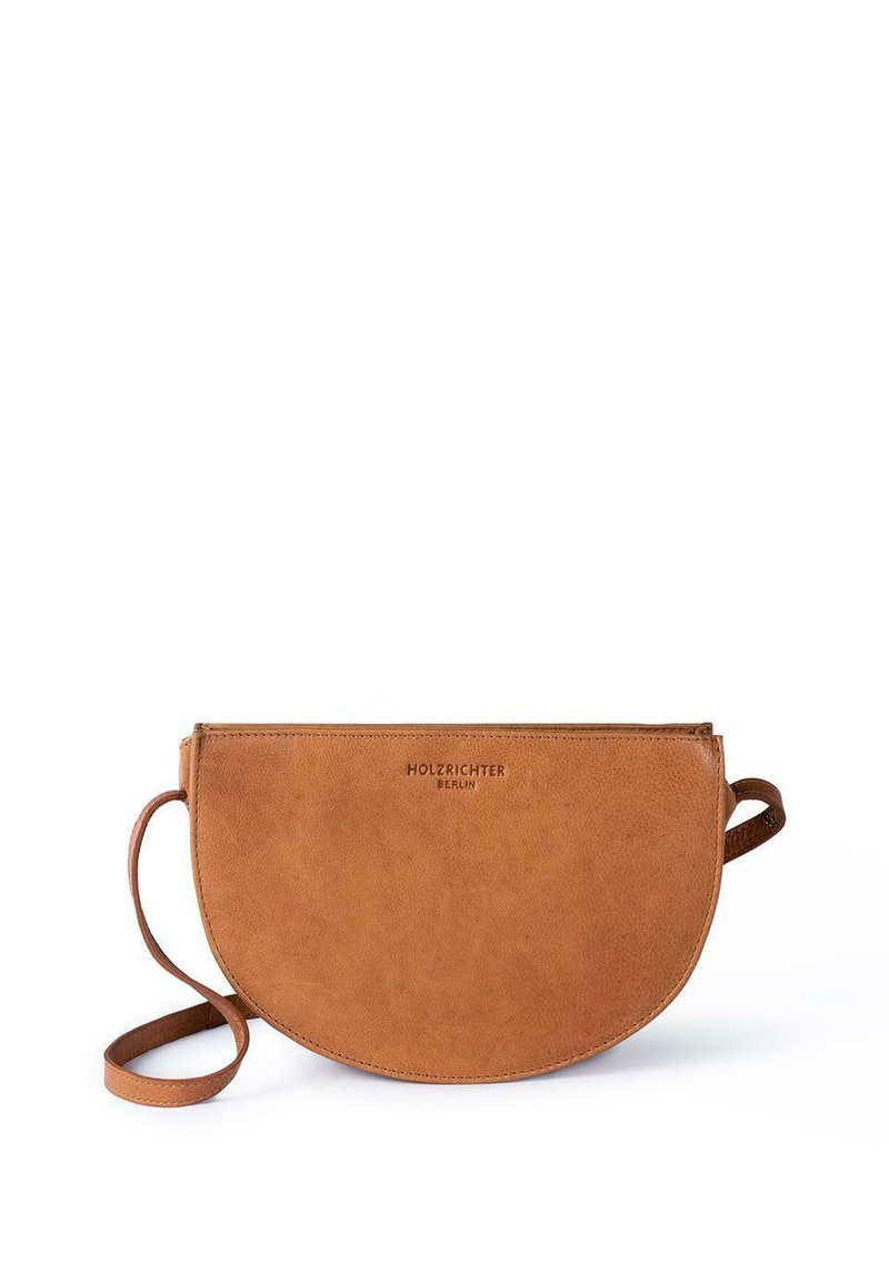 Tanfarbene Leder-Clutch mit halbrunder Form, strukturiertem Finish und einem Schulterriemen. Mit geprägtem Text "HOLZRICHTER BERLIN".