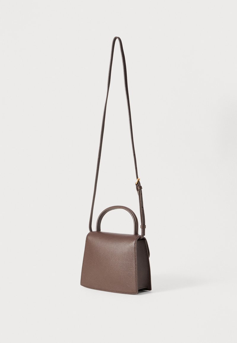 Sac à main en cuir marron avec une forme rectangulaire structurée, une anse supérieure et une longue sangle réglable. Surface texturée avec un minimum de quincaillerie.