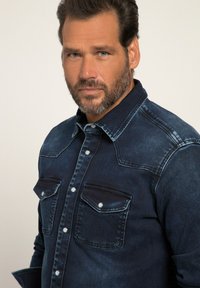 JP1880 FLEXNAMIC LANGARM KENTKRAGEN  MODERN BASIC FIT WESTERN LOOK - Overhemd - blue denim