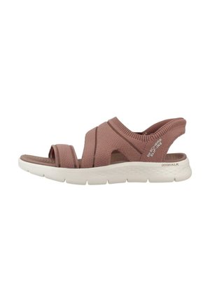 Sandalias tejidas de color rosa claro con un acabado texturizado, que presentan tiras entrecruzadas y una suela blanca acolchada para mayor comodidad.
