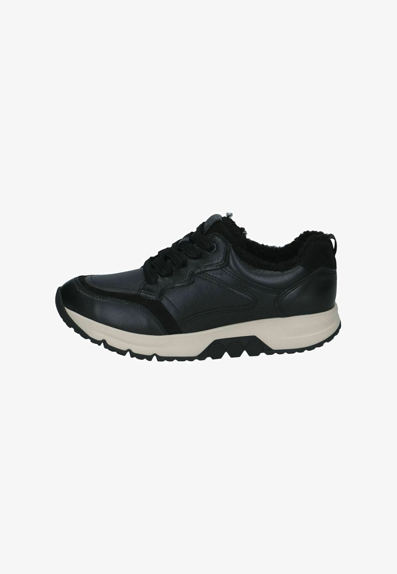 Basket en cuir noir avec laçage à l'avant, semelle blanche épaisse avec semelle extérieure noire, et doublure en polaire noire à l'intérieur du col.