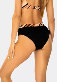 Czarny bikini z wysokim stanem, z wzorzystym paskiem w odcieniach beżu i pomarańczy. Gładka faktura i dopasowany krój.