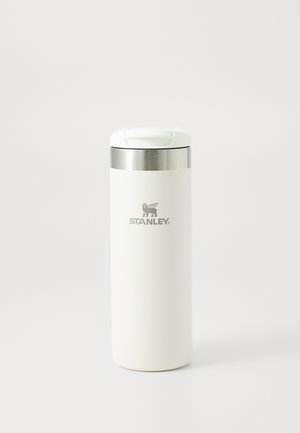 Copo de viagem em aço inoxidável branco com tampa prateada, apresentando o logótipo da Stanley e uma forma cilíndrica. Textura mate suave, sem padrões visíveis.