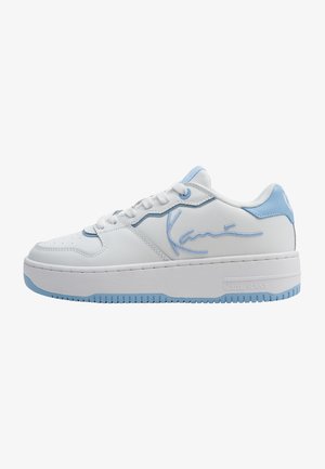 Fehér bőr sneaker, világoskék díszítéssel, oldalán jellegzetes logóval, lapos fűzőkkel és texturált gumitalppal.