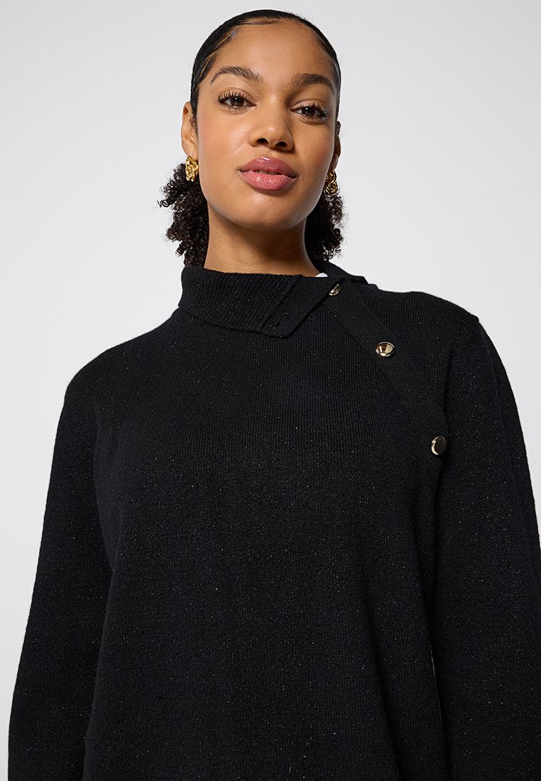 Maglione nero lavorato a maglia con colletto alto, caratterizzato da un dettaglio di bottoni laterali. Il tessuto ha una consistenza morbida e accenti di lucentezza discreta.