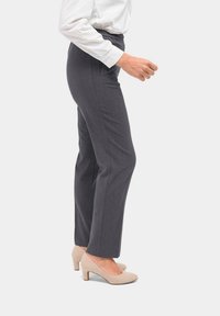 Grijze op maat gemaakte broek met een rechte pijpdesign, voorzien van een elastische tailleband, gecombineerd met naakte hoge pumps.