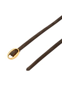 Hnědý semišový kord s hladkým povrchem, vybavený oválným kovovým kroužkem ve zlatém tónu na jednom konci a špičatým hrotem na druhém.