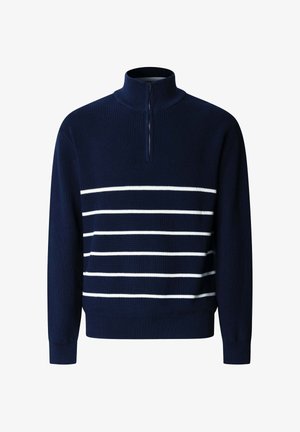 Granatowy dziany sweter z wysokim kołnierzem zapinanym na zamek oraz pięcioma równomiernie rozmieszczonymi białymi poziomymi paskami na wysokości klatki piersiowej i na rękawach.