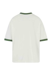 Camiseta de manga corta en crema con un cuello y puños de manga acanalados en verde. Tejido suave con un corte relajado y un diseño minimalista.