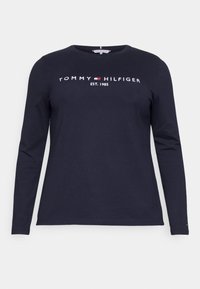 T-shirt a maniche lunghe navy in cotone, con la scritta bianca "TOMMY HILFIGER EST. 1985" sul davanti e colletto rotondo.