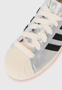adidas gazelle silver green womens Tnis Adidas Superstar Branco/Prata  NewSkull