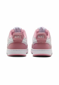 Sneakers Nike con una combinazione di colori bianco e rosa, con tomaia in mesh testurizzato, colletto imbottito e logo sul tallone.