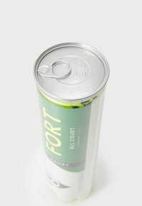 Latta cilindrica trasparente con un linguetta argentata, fascia verde con l'etichetta "FORT ALL COURT", finitura opaca liscia e base bianca.