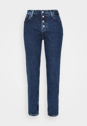Jean en denim bleu foncé taille haute avec cinq boutons argentés et poches avant, présenté sur un fond clair uni.