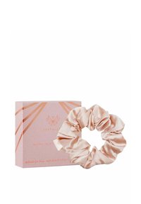 Skrzydełko z jedwabiu morwowego w delikatnym różu, z miękką, puszystą teksturą. Dostarczane w jasnoróżowym pudełku z geometrycznymi złotymi akcentami.