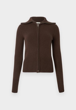 Barna kötött kardigán magas nyakkal, bordázott mandzsettákkal és szegéllyel, elülső cipzárral és sima textúrával.