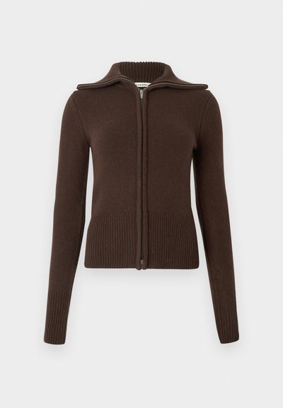 Barna kötött kardigán magas nyakkal, bordázott mandzsettákkal és szegéllyel, elülső cipzárral és sima textúrával.