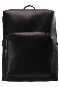 Svart läderryggsäck med slät textur, stor rektangulär form, framficka med dragkedja och ett handtag på toppen för enkel bärande.