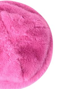 Rund, lyserød faux fur pude med en blød, fluffy tekstur. Overfladen har et ensartet, fyldigt udseende og glatte kanter.