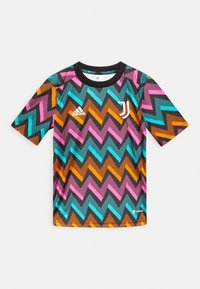 Camiseta de manga corta en negro, con un patrón de zigzag en rosa, azul, naranja y marrón. Incluye un logo de Adidas y un emblema de Juventus.